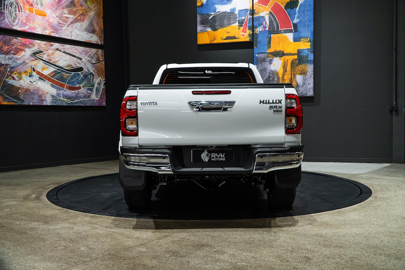 Foto do veículo TOYOTA HILUX 2.8 D-4D TURBO DIESEL CD SRX PLUS 4X4 AUTOMÁTICO 2024 29.825 KM 312.900,00