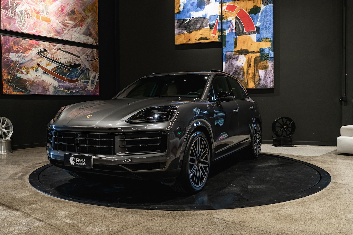 Foto do veículo PORSCHE CAYENNE 3.0 V6 E-HYBRID AWD TIPTRONIC S 2024/2024 30.911 KM R$ 738.900,00