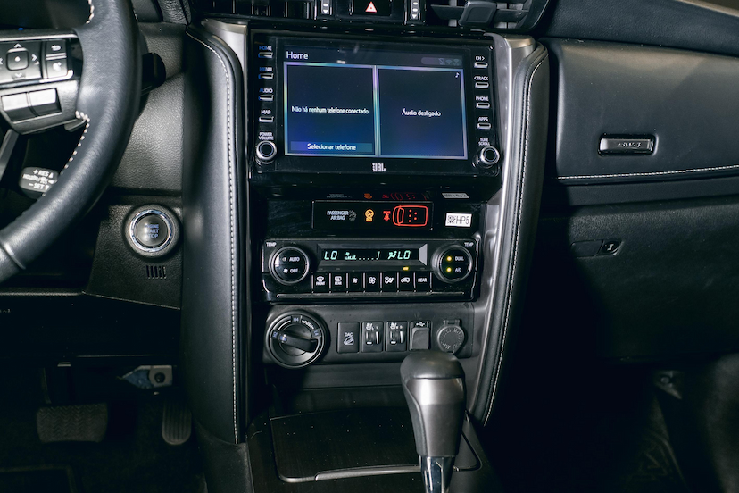 Foto do veículo TOYOTA HILUX SW4 2.8 D-4D TURBO DIESEL SRX 7L 4X4 AUTOMÁTICO 2022 68.000 KM 269.900,00