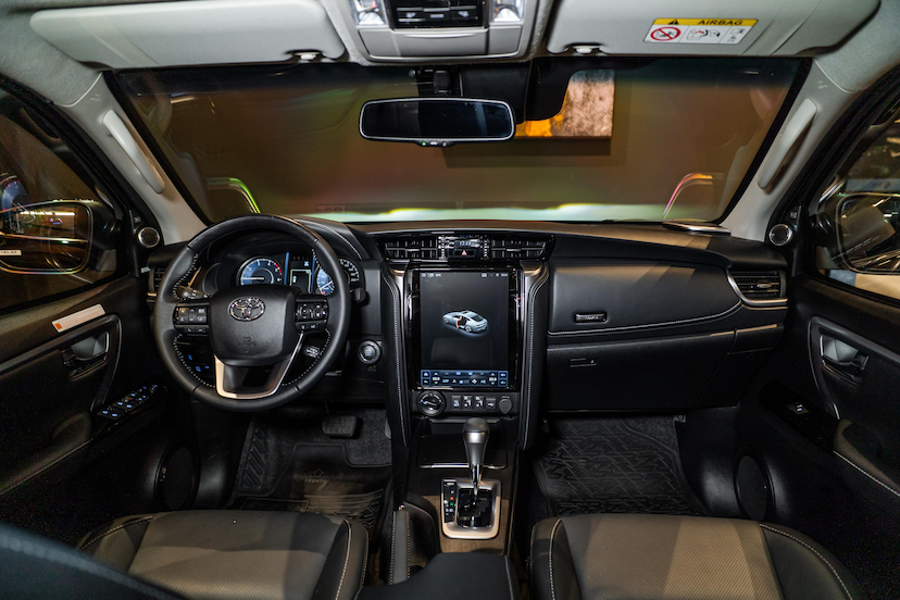 Foto do veículo TOYOTA HILUX SW4 2.8 D-4D TURBO DIESEL SRX PLATINUM 7L 4X4 AUTOMÁTICO 2025 4.351 KM 535.900,00