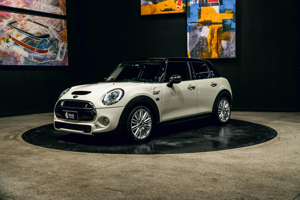 Foto do veículo MINI COOPER 2.0 S TOP 16V TURBO GASOLINA 4P AUTOMÁTICO 2015/2014 64.400 KM R$ 99.900,00