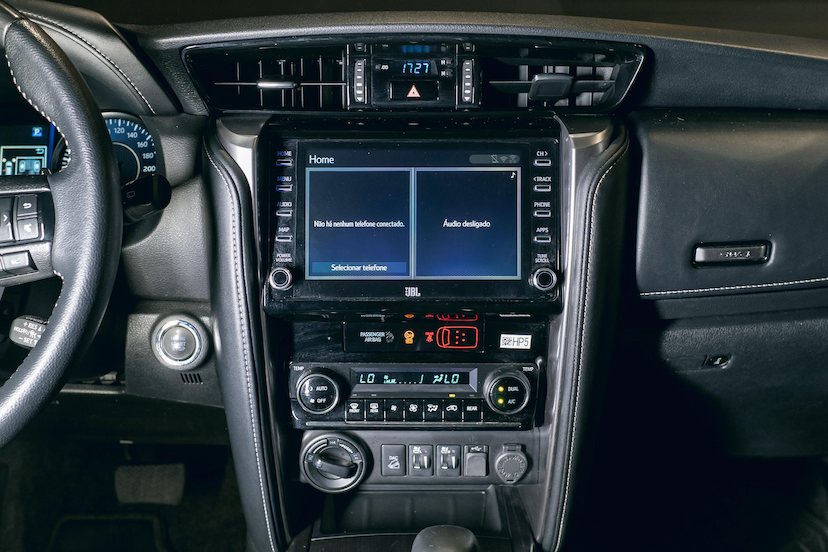Foto do veículo TOYOTA HILUX SW4 2.8 D-4D TURBO DIESEL SRX 7L 4X4 AUTOMÁTICO 2022 68.000 KM 269.900,00