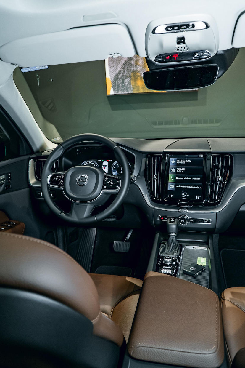 Foto do veículo VOLVO XC60 2.0 T5 GASOLINA MOMENTUM AWD GEARTRONIC 2020 15.307 KM 198.900,00