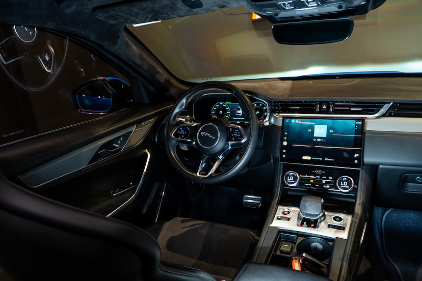 Foto do veículo JAGUAR F-PACE 5.0 V8 SUPERCHARGED SVR AWD 4P AUTOMÁTICO 2022 23.130 KM 549.900,00