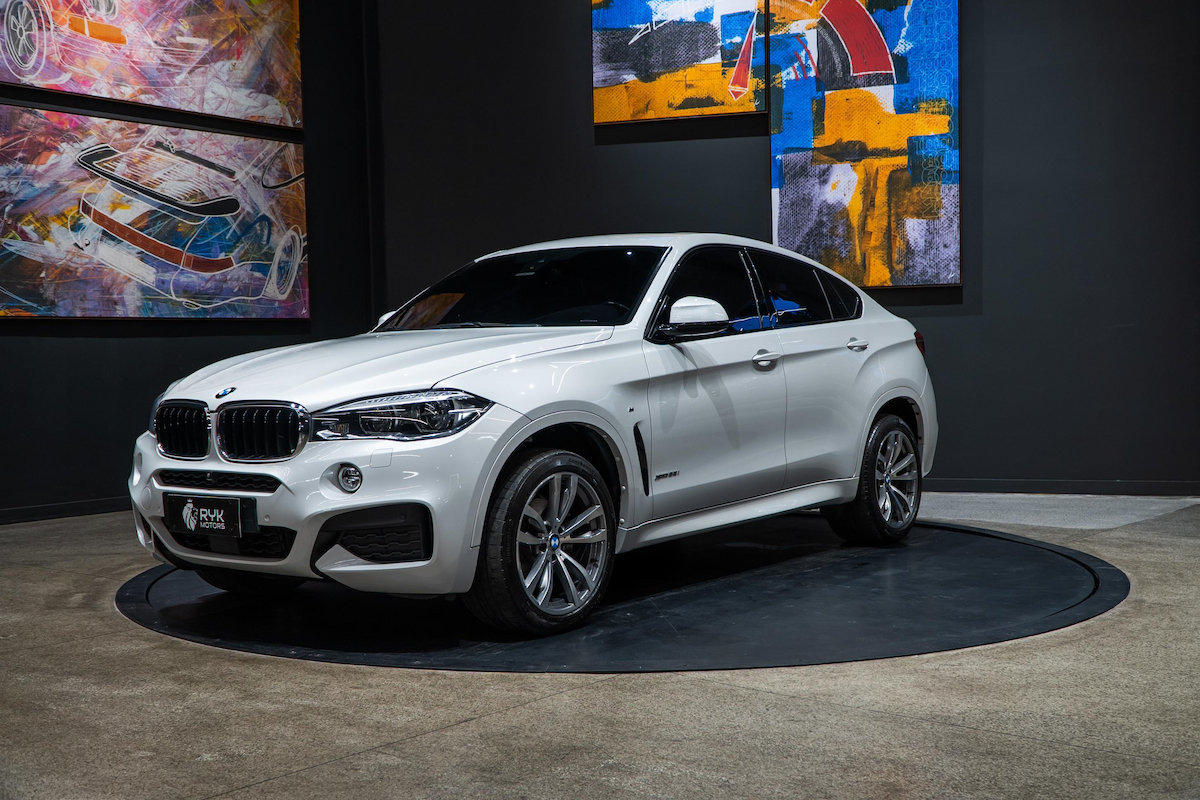 Foto do veículo BMW X6 3.0 TWINPOWER GASOLINA XDRIVE35I M SPORT AUTOMÁTICO 2018/2019 52.704 KM R$ 279.900,00
