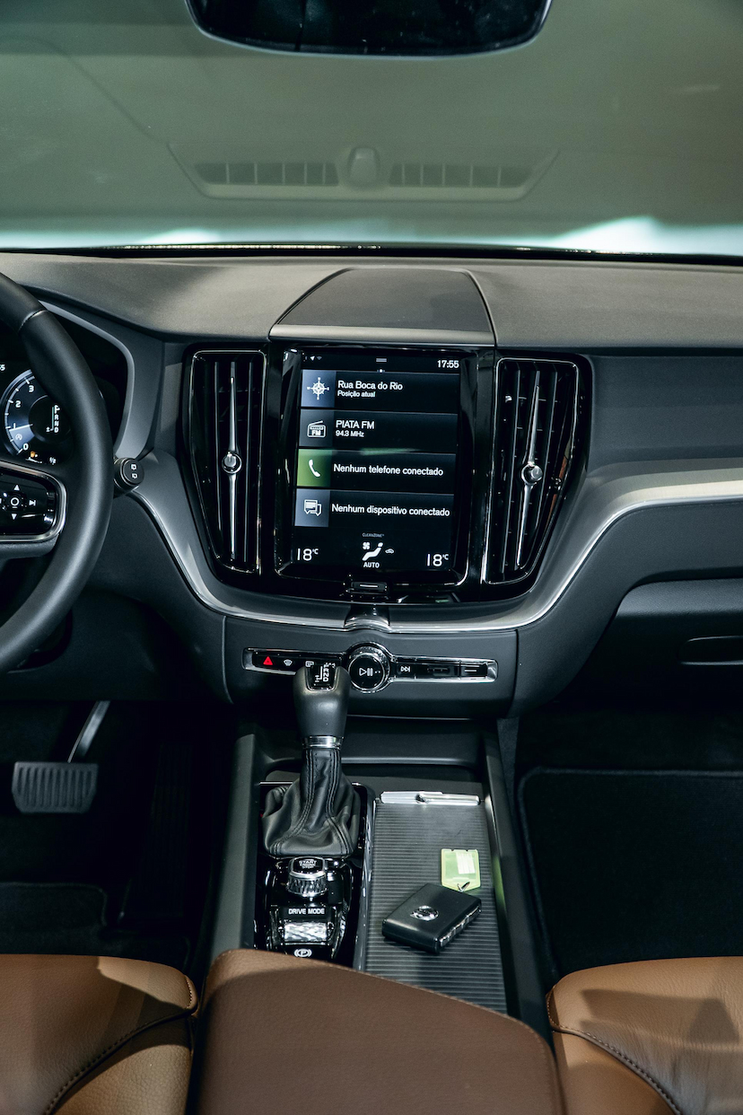 Foto do veículo VOLVO XC60 2.0 T5 GASOLINA MOMENTUM AWD GEARTRONIC 2020 15.307 KM 198.900,00