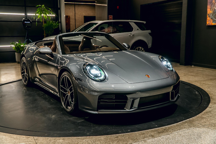 Foto do veículo PORSCHE 911 3.0 24V H6 GASOLINA CARRERA CABRIOLET PDK 2025 2.200 KM 1.339.900,00
