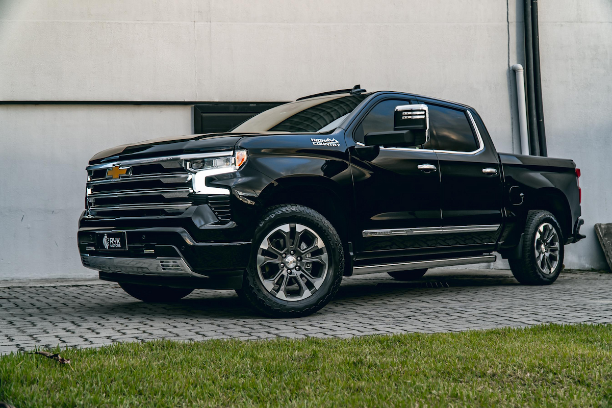 Foto do veículo CHEVROLET SILVERADO 5.3 V8 GASOLINA 1500 HIGH COUNTRY 4X4 AUTOMÁTICO 2025/2025 2.560 KM R$ 464.900,00