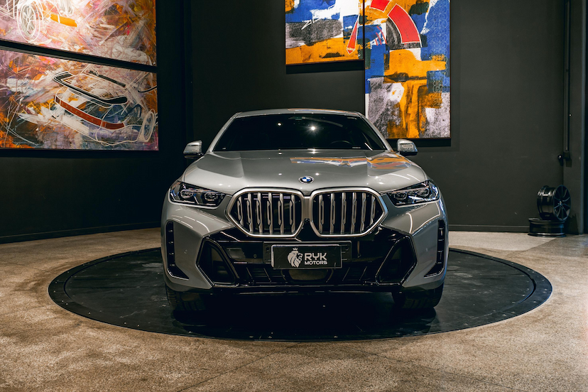 Foto do veículo BMW X6 3.0 TWINPOWER GASOLINA XDRIVE40I M SPORT AUTOMÁTICO 2025 4.576 KM 699.900,00