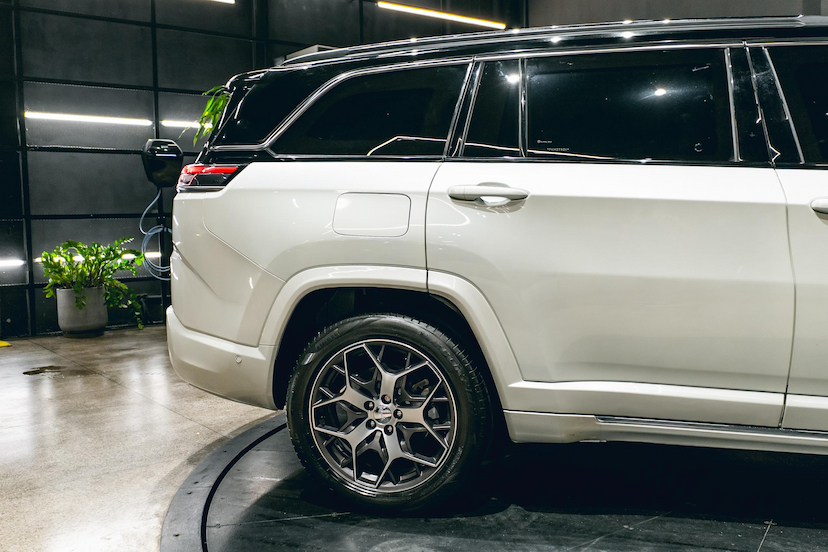 Foto do veículo JEEP COMMANDER 1.3 T270 TURBO FLEX OVERLAND AT6 2023 39.575 KM 234.900,00