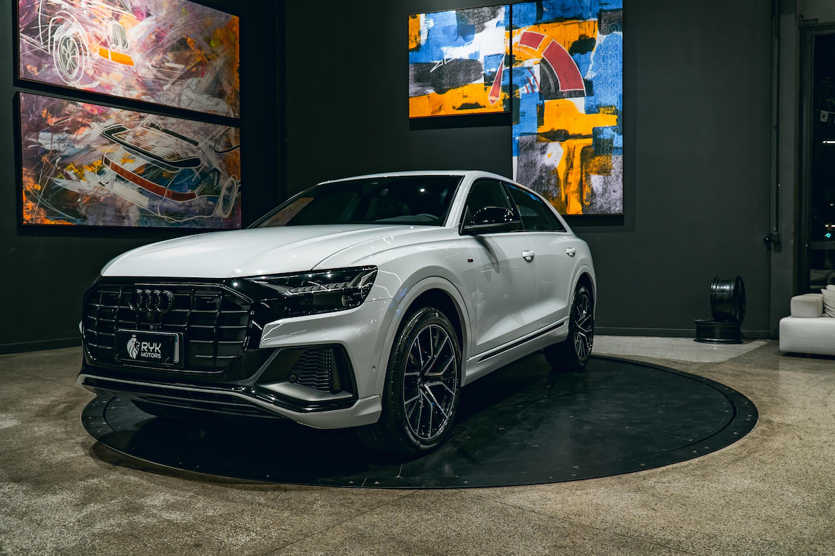 Foto do veículo AUDI Q8 3.0 TFSI GASOLINA PERFORMANCE BLACK QUATTRO TIPTRONIC 2022/2022 10.575 KM R$ 389.900,00
