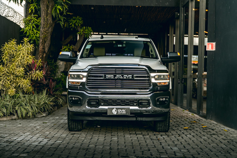 Foto do veículo RAM 3500 6.7 I6 TURBO DIESEL LARAMIE CD 4X4 AUTOMÁTICO 2022 48.246 KM 359.900,00