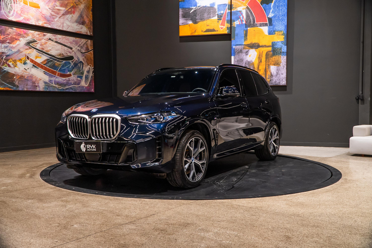 Foto do veículo BMW X5 3.0 I6 TURBO HÍBRIDO XDRIVE50E M SPORT AUTOMÁTICO 2023/2024 18.567 KM R$ 649.900,00
