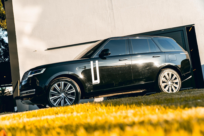 Foto do veículo LAND ROVER RANGE ROVER 3.0 P510E PHEV AUTOBIOGRAPHY AWD AUTOMÁTICO 2023 7.352 KM 1.149.900,00