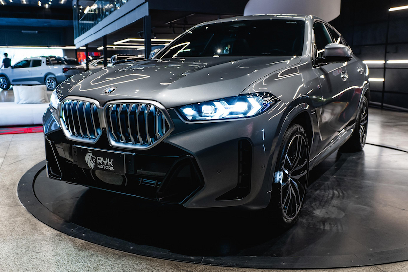 Foto do veículo BMW X6 3.0 TWINPOWER GASOLINA XDRIVE40I M SPORT AUTOMÁTICO 2025 4.576 KM 699.900,00