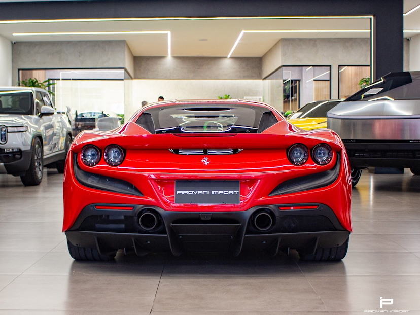 Foto do veículo FERRARI F8 TRIBUTO 3.9 V8 TURBO GASOLINA F1-DCT 2022 3.100 KM 4.100.000,00