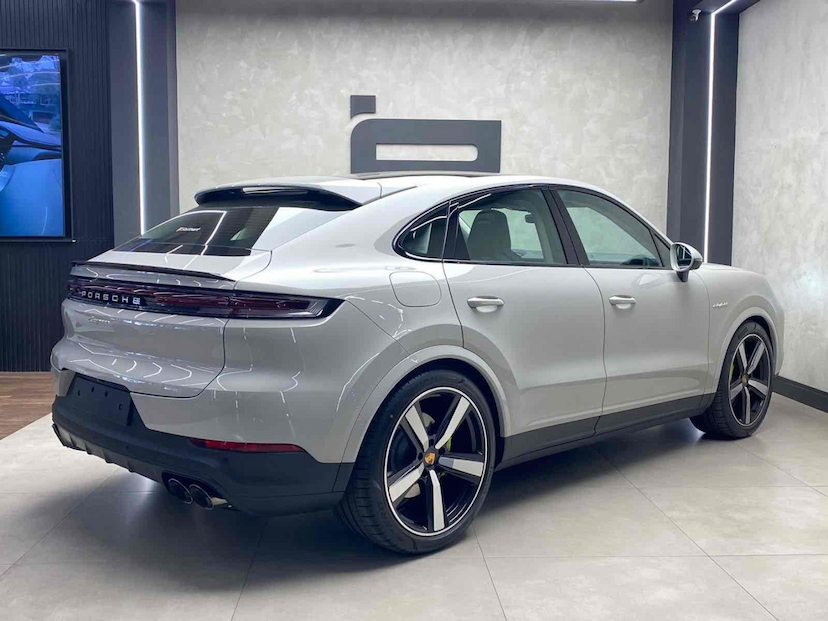 Foto do veículo PORSCHE CAYENNE 3.0 V6 E-HYBRID COUPÉ AWD TIPTRONIC S 2024 2.700 KM 909.900,00