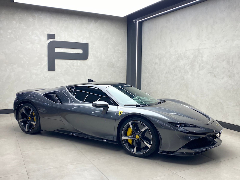 Foto do veículo FERRARI SF90 3.9 V8 TURBO PHEV STRADALE F1-DCT 2021 4.900 KM 4.100.000,00