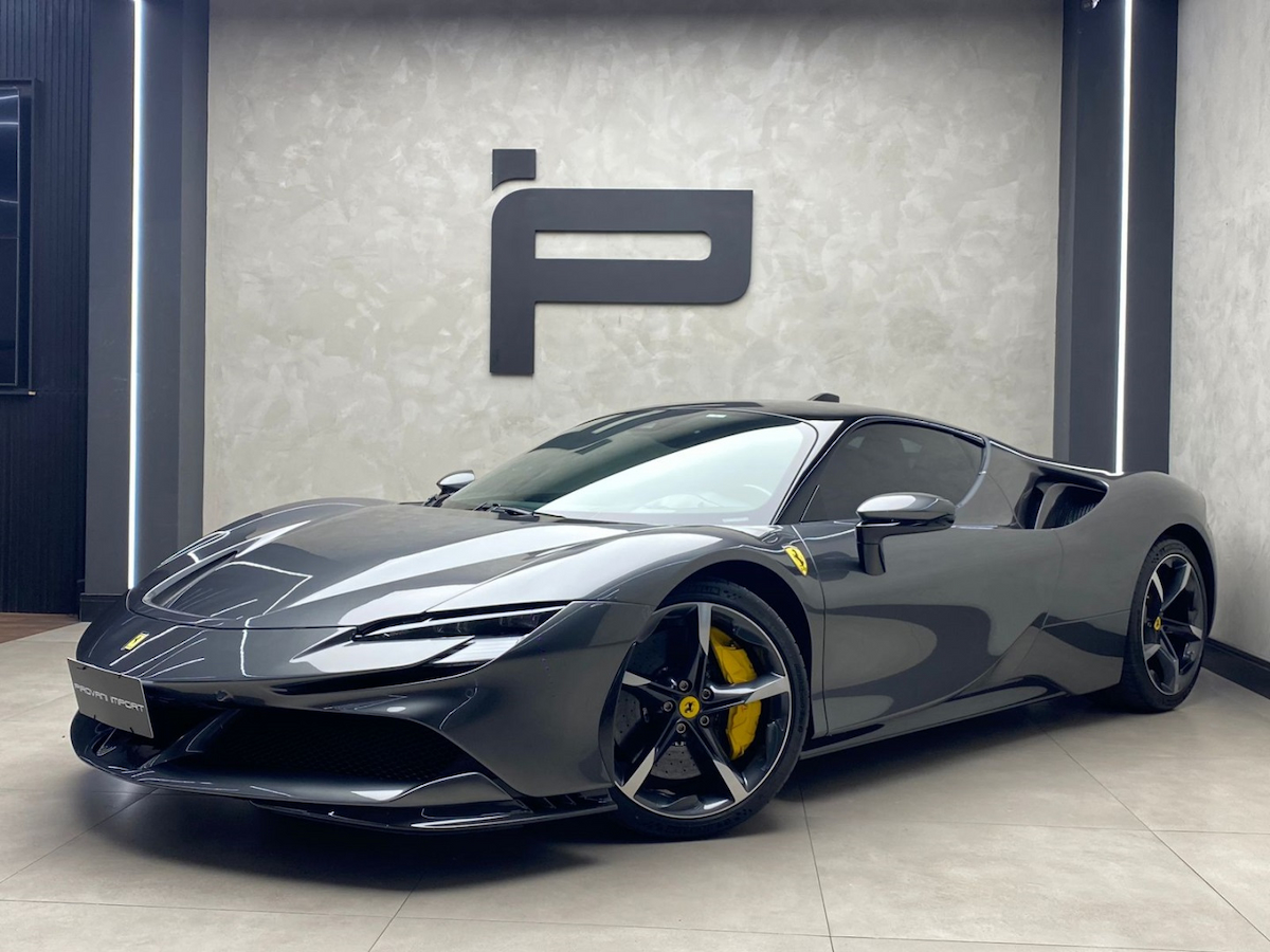 Foto do veículo FERRARI SF90 3.9 V8 TURBO PHEV STRADALE F1-DCT 2021/2021 3.000 KM R$ 4.900.000,00