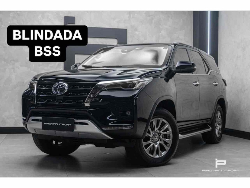 Foto do veículo TOYOTA HILUX SW4 2.8 D-4D TURBO DIESEL SRX 7L 4X4 AUTOMÁTICO 2023 53.000 KM 379.990,00