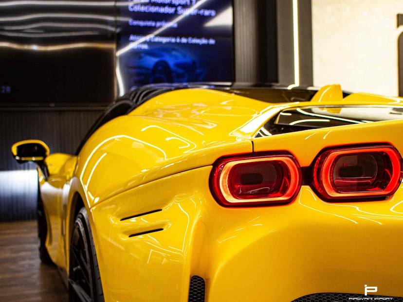Foto do veículo FERRARI SF90 3.9 V8 TURBO PHEV SPIDER F1-DCT 2022 1.006 KM 5.590.000,00