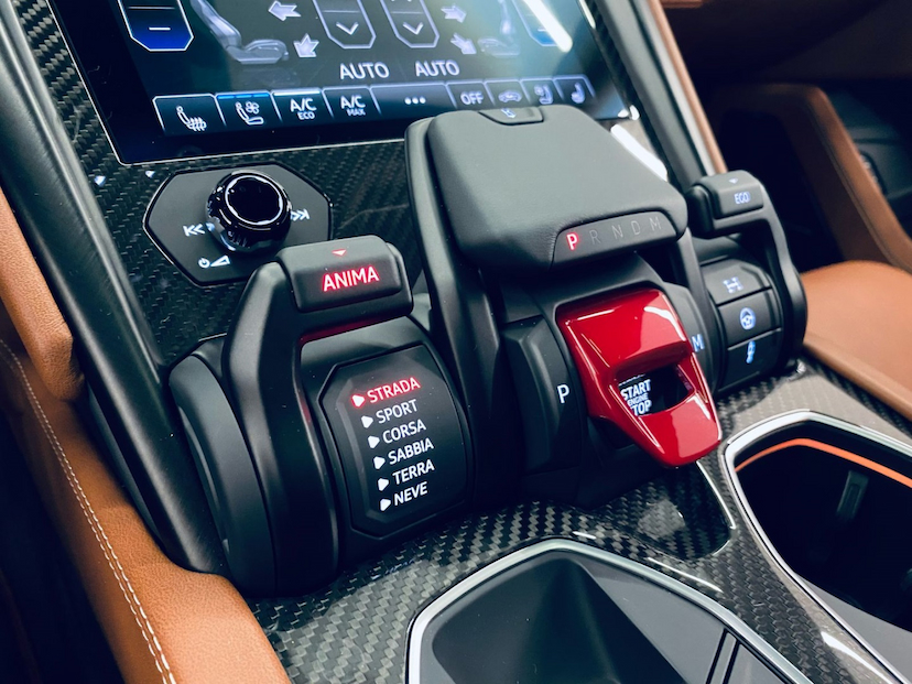 Foto do veículo LAMBORGHINI URUS 4.0 V8 TURBO GASOLINA S AUTOMÁTICO 2024 957 KM 4.000.000,00