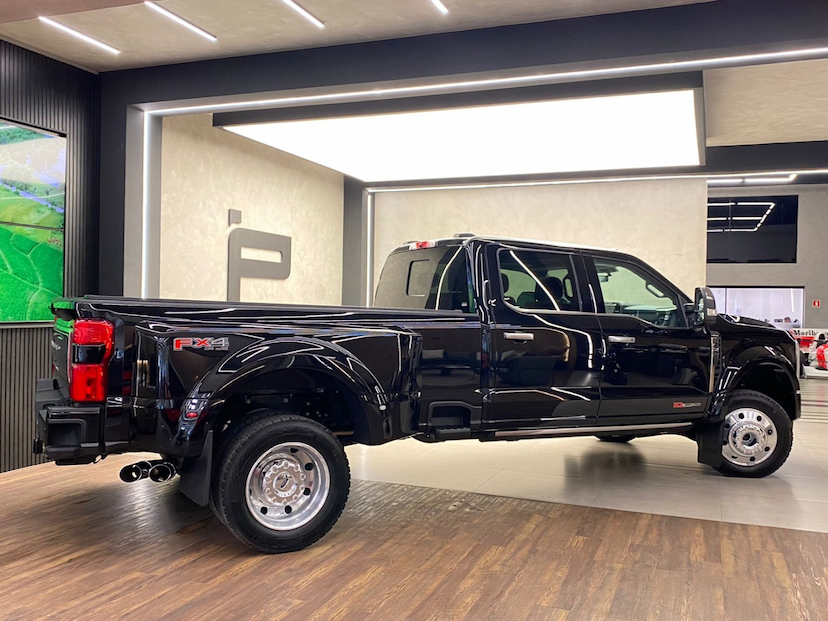 Foto do veículo FORD F-450 6.7 SUPER DUTY LIMITED BLACK V8 CD TURBO DIESEL AUTOMÁTICO 2024 2.000 KM 1.250.000,00
