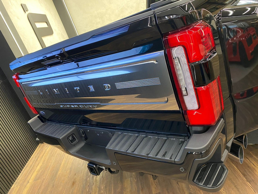 Foto do veículo FORD F-450 6.7 SUPER DUTY LIMITED BLACK V8 CD TURBO DIESEL AUTOMÁTICO 2024 2.000 KM 1.250.000,00