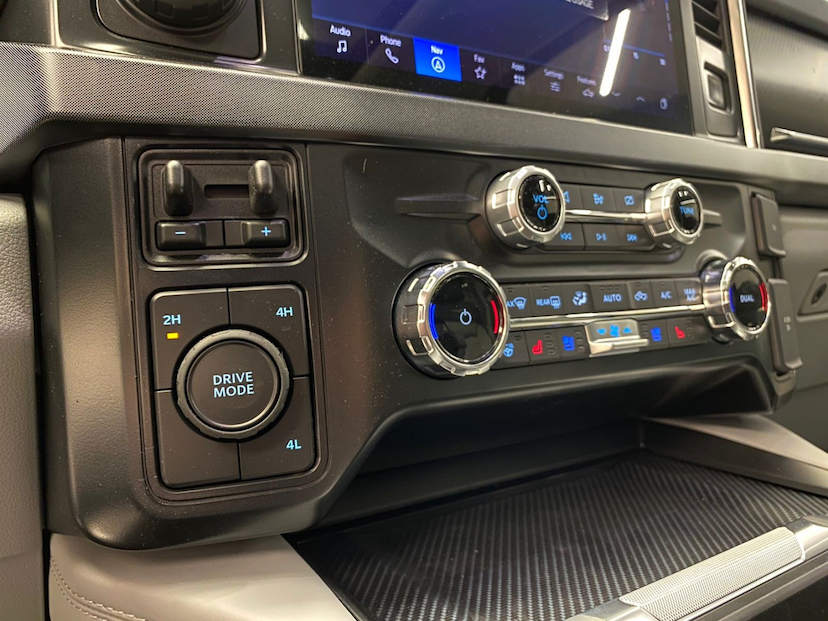 Foto do veículo FORD F-450 6.7 SUPER DUTY LIMITED BLACK V8 CD TURBO DIESEL AUTOMÁTICO 2024 2.000 KM 1.250.000,00