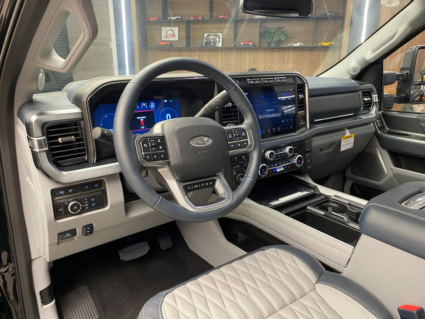 Foto do veículo FORD F-450 6.7 SUPER DUTY LIMITED BLACK V8 CD TURBO DIESEL AUTOMÁTICO 2024 2.000 KM 1.250.000,00