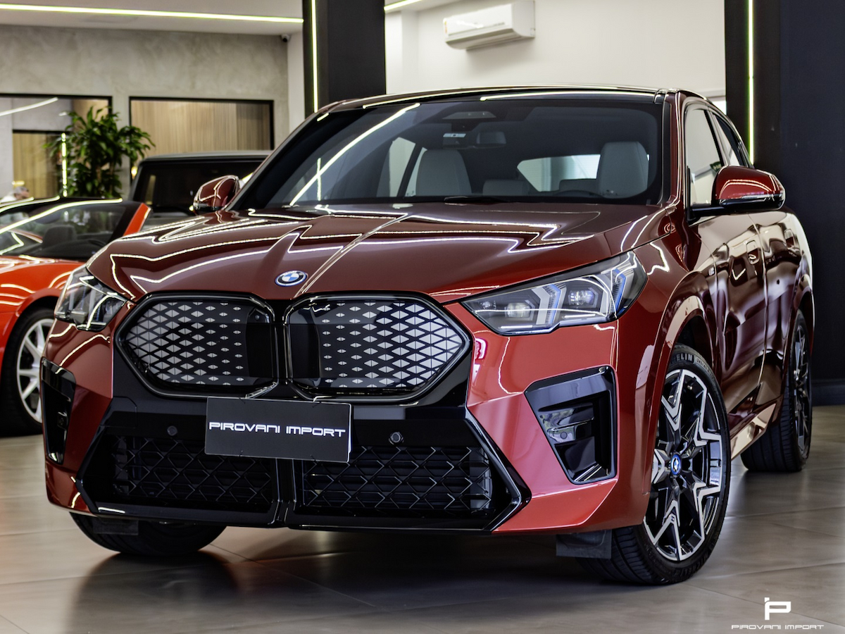 Foto do veículo BMW iX2 64,8 KW ELÉTRICO XDRIVE30 M SPORT 2024/2024 7.500 KM R$ 339.900,00