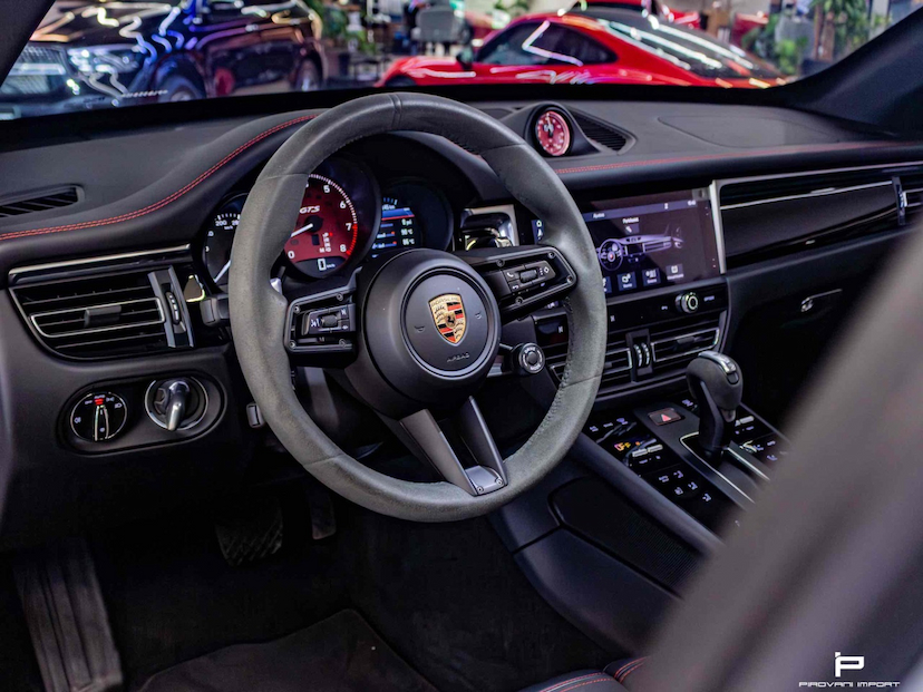 Foto do veículo PORSCHE MACAN 2.9 V6 BITURBO GASOLINA GTS PDK 2023 15.000 KM 625.000,00
