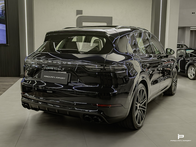 Foto do veículo PORSCHE CAYENNE 4.0 V8 E-HYBRID TURBO S AWD TIPTRONIC S 2022 25.000 KM 689.000,00