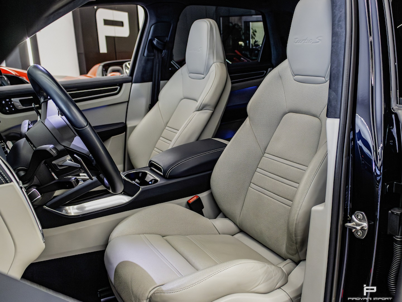 Foto do veículo PORSCHE CAYENNE 4.0 V8 E-HYBRID TURBO S AWD TIPTRONIC S 2022 25.000 KM 689.000,00