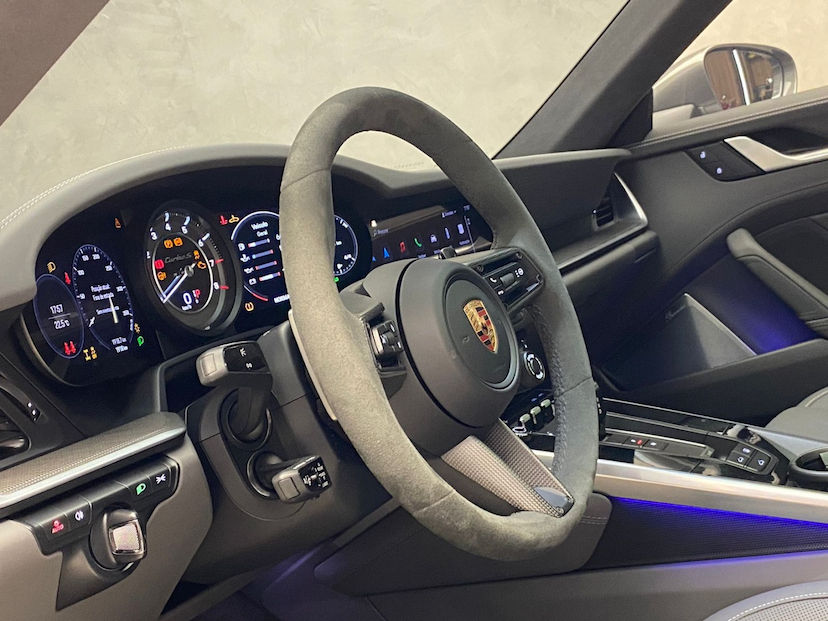 Foto do veículo PORSCHE 911 3.8 24V H6 GASOLINA TURBO S PDK 2023 1.800 KM 1.390.000,00