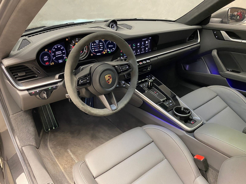 Foto do veículo PORSCHE 911 3.8 24V H6 GASOLINA TURBO S PDK 2023 1.800 KM 1.390.000,00