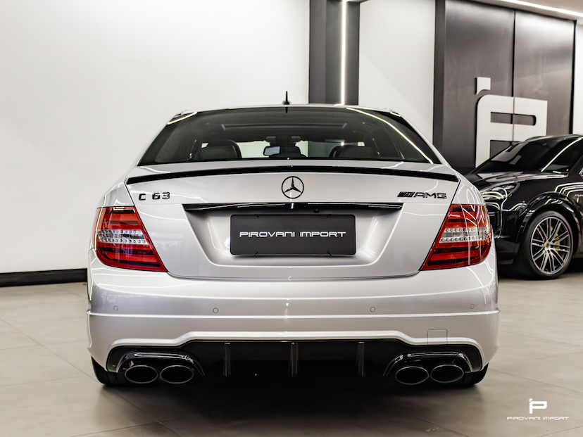 Foto do veículo MERCEDES-BENZ C 63 AMG 6.3 SEDAN V8 GASOLINA 4P AUTOMATICO 2013 39.000 KM 389.000,00