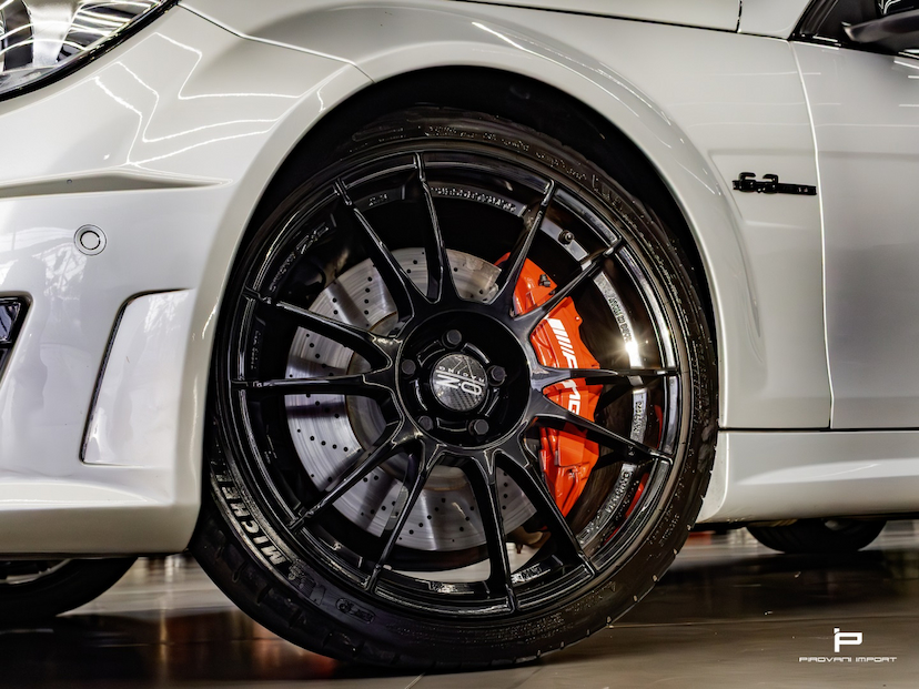 Foto do veículo MERCEDES-BENZ C 63 AMG 6.3 SEDAN V8 GASOLINA 4P AUTOMATICO 2013 39.000 KM 389.000,00