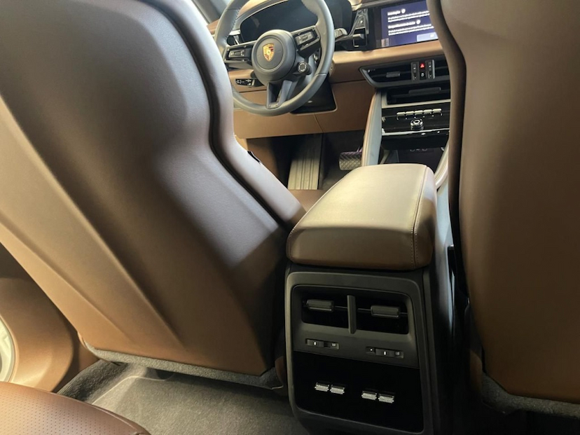 Foto do veículo PORSCHE MACAN 4 ELÉTRICO 2024 5.200 KM 720.000,00
