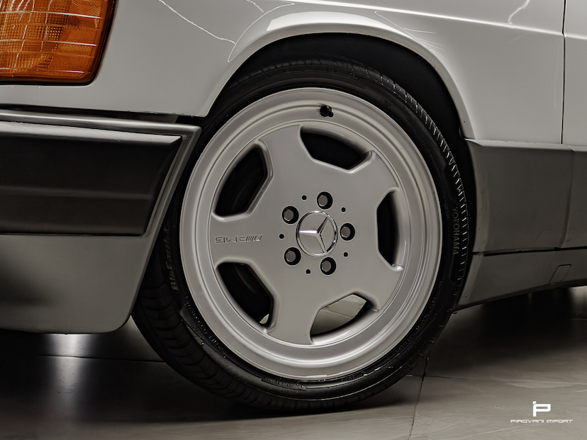 Foto do veículo MERCEDES-BENZ 190 E 2.3 SEDAN 8V GASOLINA 4P AUTOMÁTICO 1991 129.000 KM 129.900,00