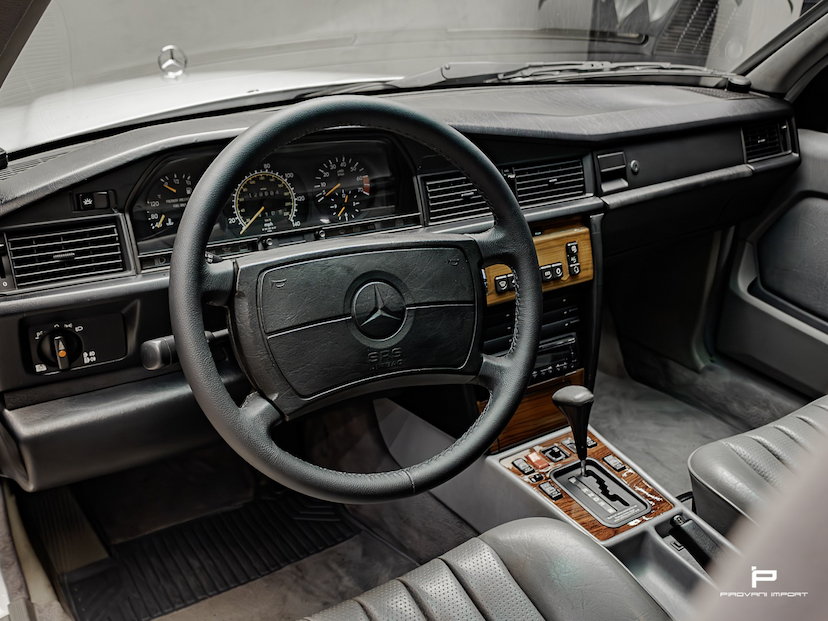 Foto do veículo MERCEDES-BENZ 190 E 2.3 SEDAN 8V GASOLINA 4P AUTOMÁTICO 1991 129.000 KM 129.900,00