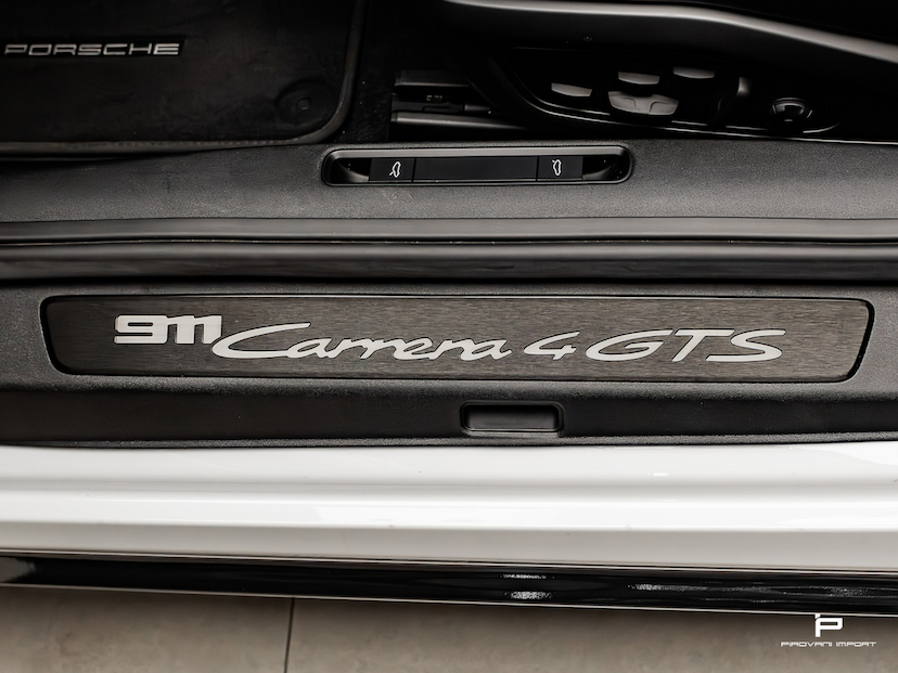 Foto do veículo PORSCHE 911 3.0 24V H6 GASOLINA CARRERA 4 GTS PDK 2023 10.000 KM 859.000,00