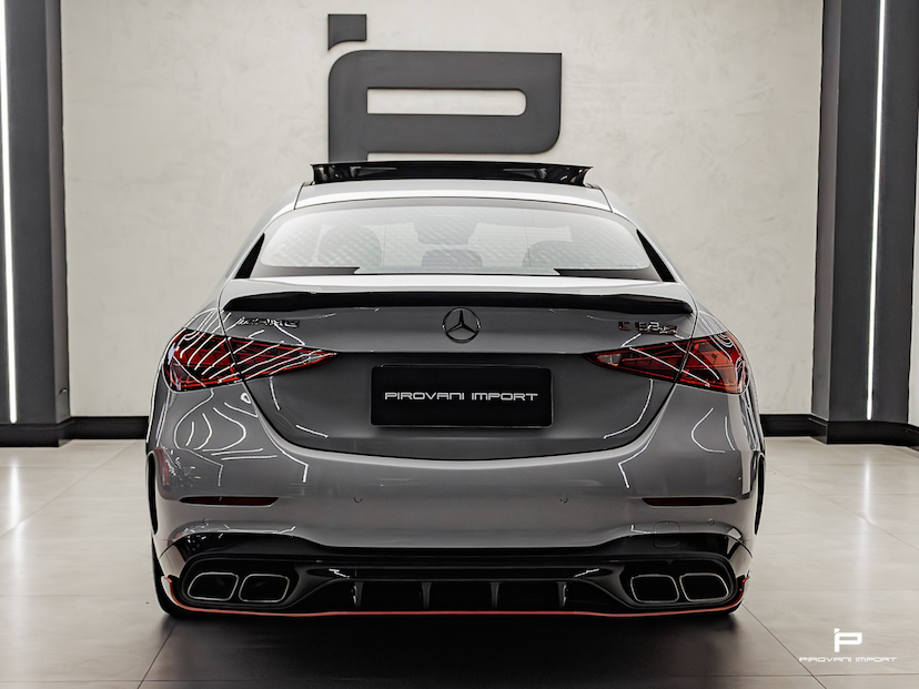Foto do veículo MERCEDES-BENZ C 63 AMG 2.0 TURBO PHEV S E PERFORMANCE 4MATIC+ SPEEDSHIFT 2024 19.000 KM R$ 719.000,00