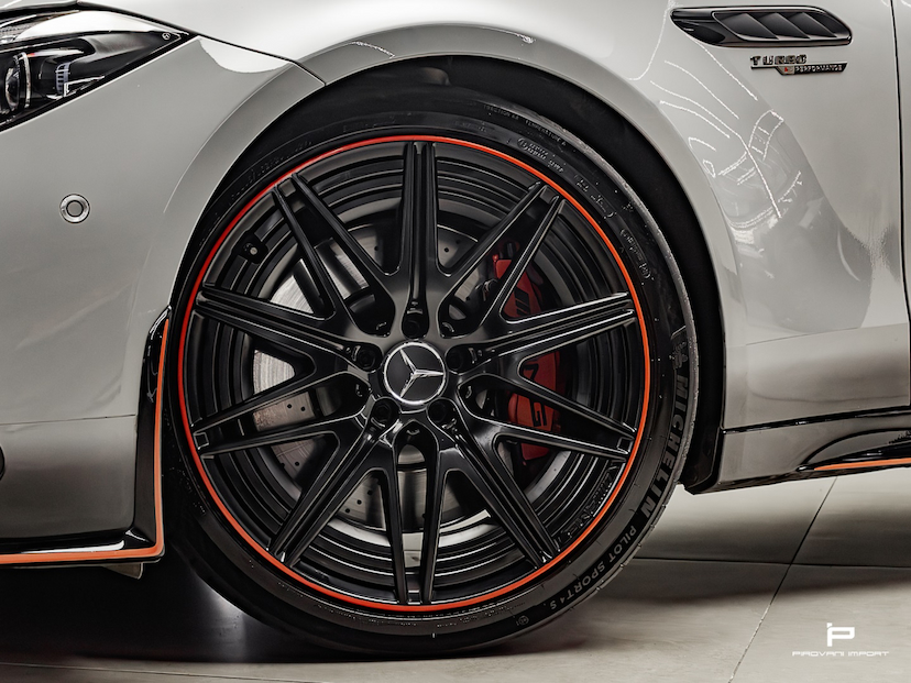 Foto do veículo MERCEDES-BENZ C 63 AMG 2.0 TURBO PHEV S E PERFORMANCE 4MATIC+ SPEEDSHIFT 2024 19.000 KM R$ 719.000,00