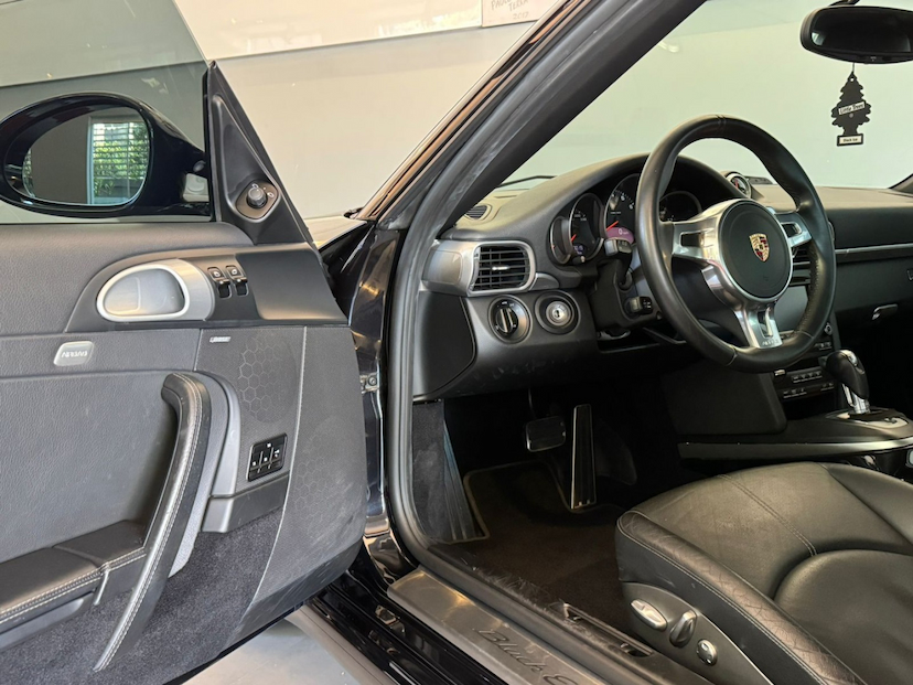 Foto do veículo PORSCHE 911 3.6 BLACK EDITION COUPÉ 6 CILINDROS GASOLINA 2P AUTOMÁTIZADO 2012 30.000 KM 465.000,00