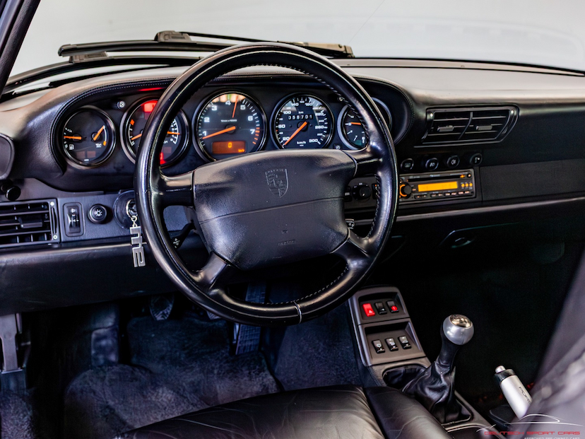 Foto do veículo PORSCHE 911 3.6 CARRERA COUPÉ 6 CILINDROS 24V GASOLINA 2P MANUAL 1994 56.700 KM 993.000,00