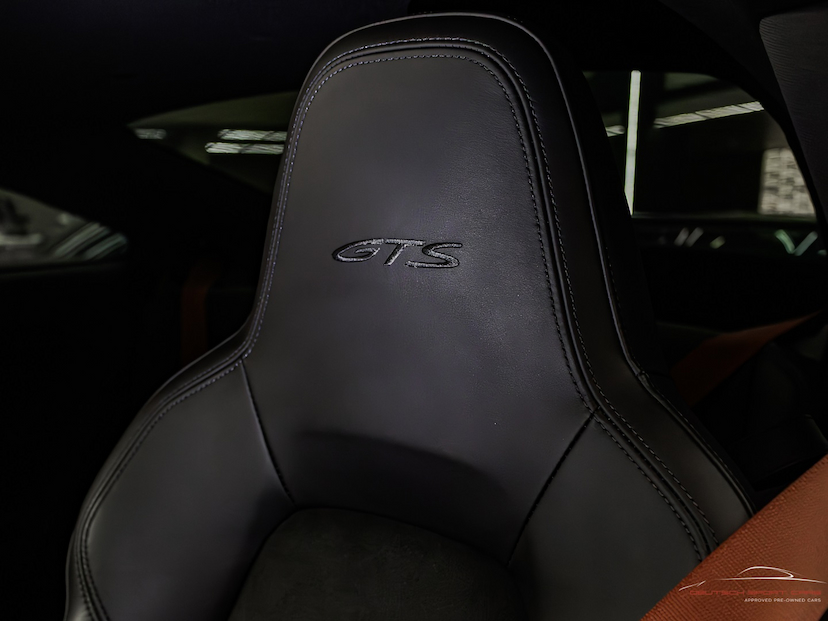 Foto do veículo PORSCHE 911 3.0 24V H6 GASOLINA CARRERA 4 GTS PDK 2023 10.000 KM 889.000,00