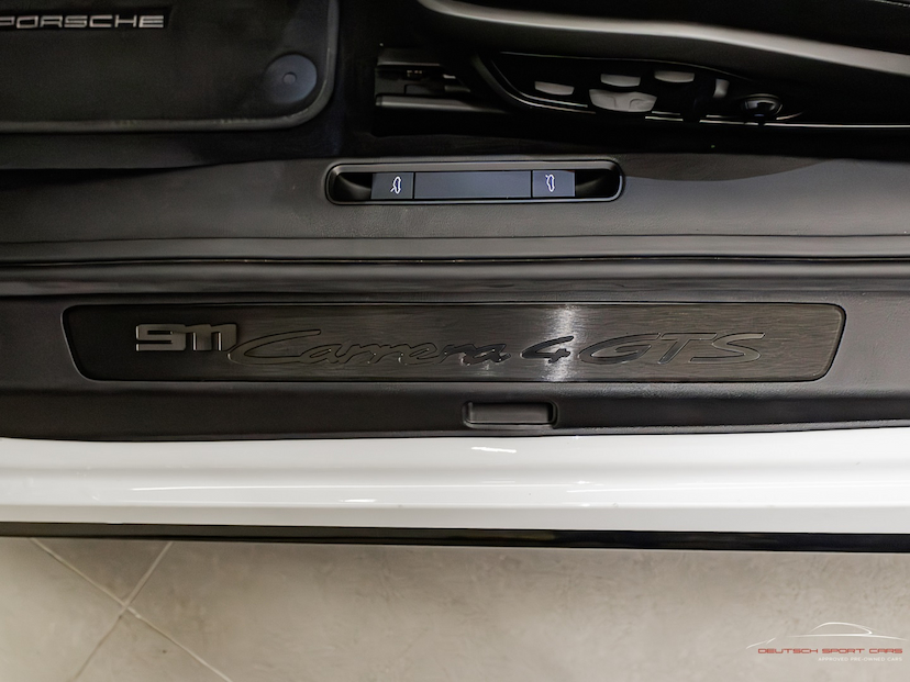 Foto do veículo PORSCHE 911 3.0 24V H6 GASOLINA CARRERA 4 GTS PDK 2023 10.000 KM 889.000,00