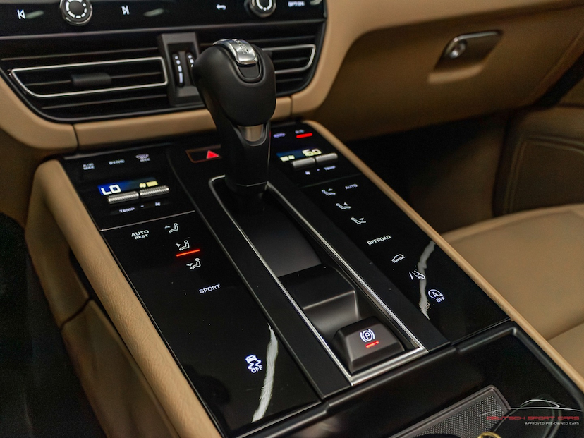 Foto do veículo PORSCHE MACAN 2.0 TURBO GASOLINA PDK 2025 6.000 KM R$ 469.000,00