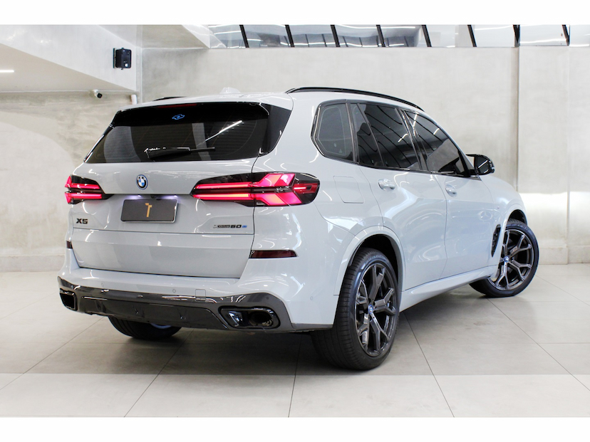 Foto do veículo BMW X5 3.0 I6 TURBO HÍBRIDO XDRIVE50E M SPORT AUTOMÁTICO 2024 43.000 KM 589.800,00